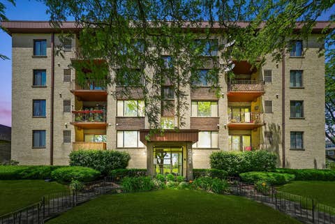Photo of 5800 W 105th Street #2C, Oak Lawn, IL 60453 (MLS # 12689677)