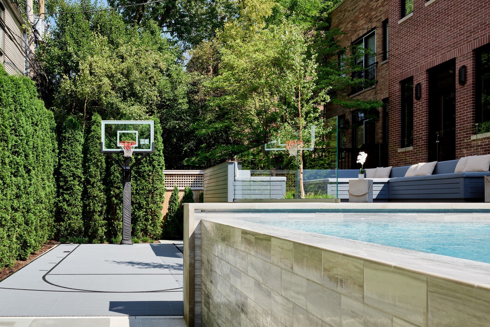 1838 N BURLING Street