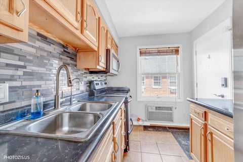 Tiny photo for 1450 Plymouth Place #2W, Glenview, IL 60025 (MLS # 12752141)