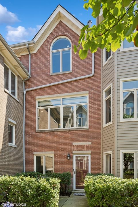 1251 W Fletcher Street E Chicago IL 60657