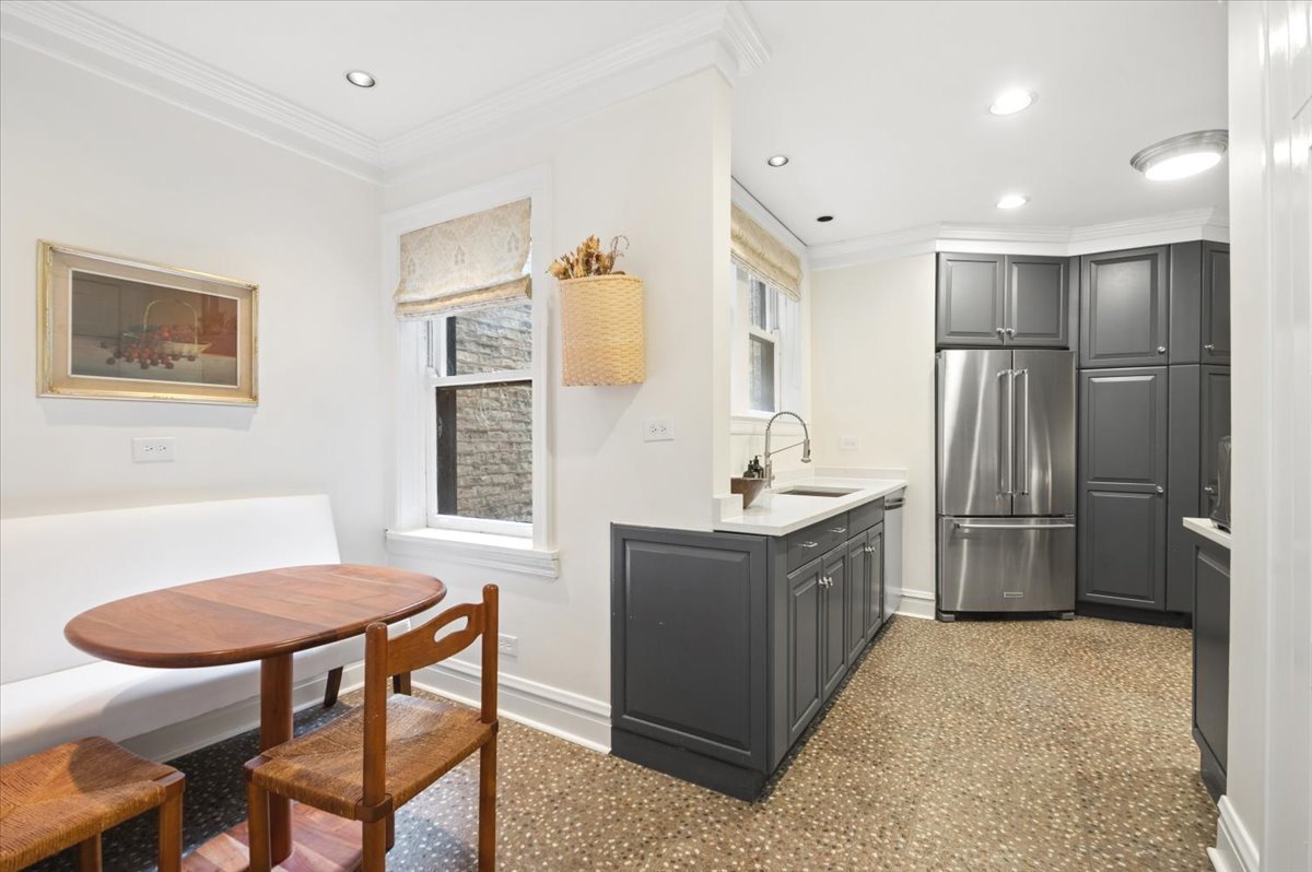 507 W Briar Place 2