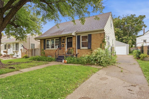 1727 13TH AVE, MOLINE, IL 61265 - Image 441d29aa2af7fef7bc15e9bdaae5bca9/1467212707
