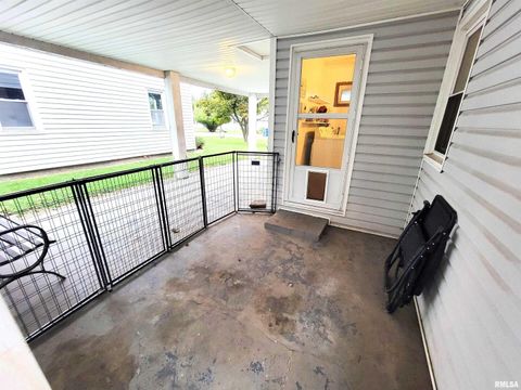 Tiny photo for 221 HICKORY Street, Flora, IL 62839 (MLS # EB460107)