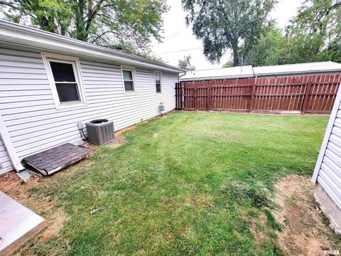 Tiny photo for 221 HICKORY Street, Flora, IL 62839 (MLS # EB460107)