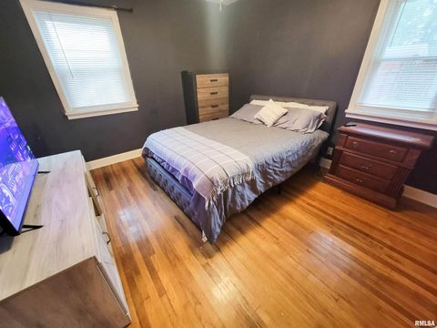 Tiny photo for 221 HICKORY Street, Flora, IL 62839 (MLS # EB460107)