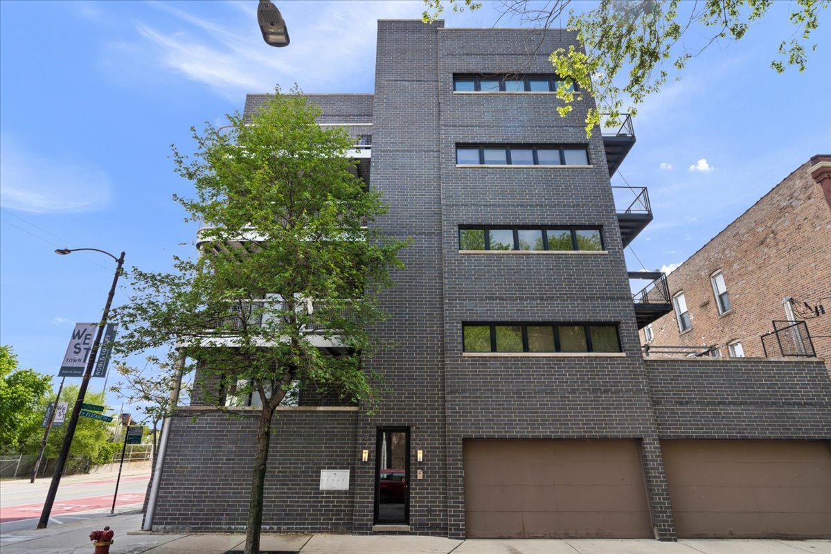 757 N Elizabeth Street 2