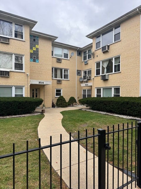 Photo of 5700 W Montrose Avenue #3D, Chicago, IL 60634 (MLS # 12798408)