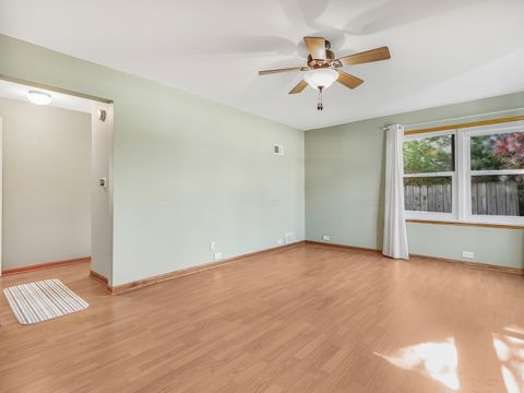 Tiny photo for 3111 Stillwell Drive, Des Plaines, IL 60018 (MLS # 12510940)