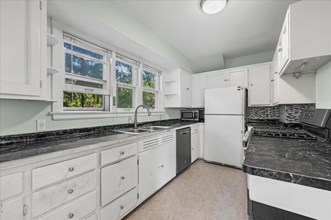 Tiny photo for 300 N South Elgin Boulevard, South Elgin, IL 60177 (MLS # 12533410)