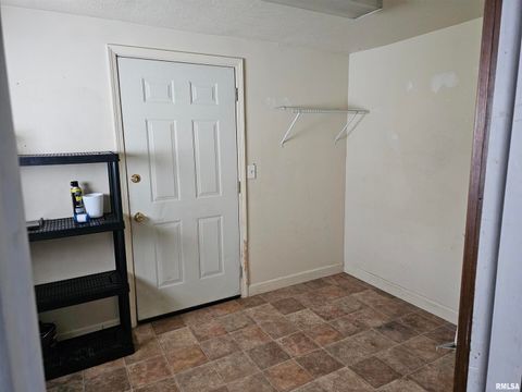 Tiny photo for 1222 MIDWAY Court, Marion, IL 62959 (MLS # QC4263680)