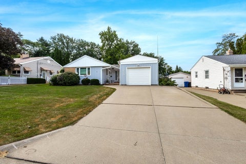 Tiny photo for 2520 30th Ave Court, Moline, IL 61265 (MLS # 12754376)