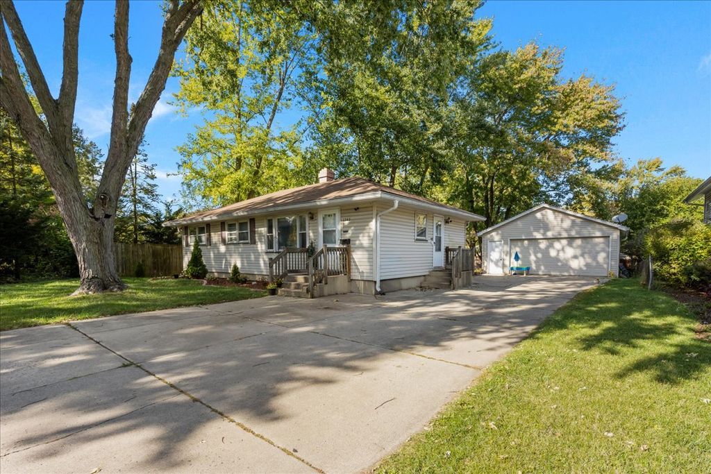 Photo for 1747 W Illinois Avenue, Aurora, IL 60506 (MLS # 12498126)
