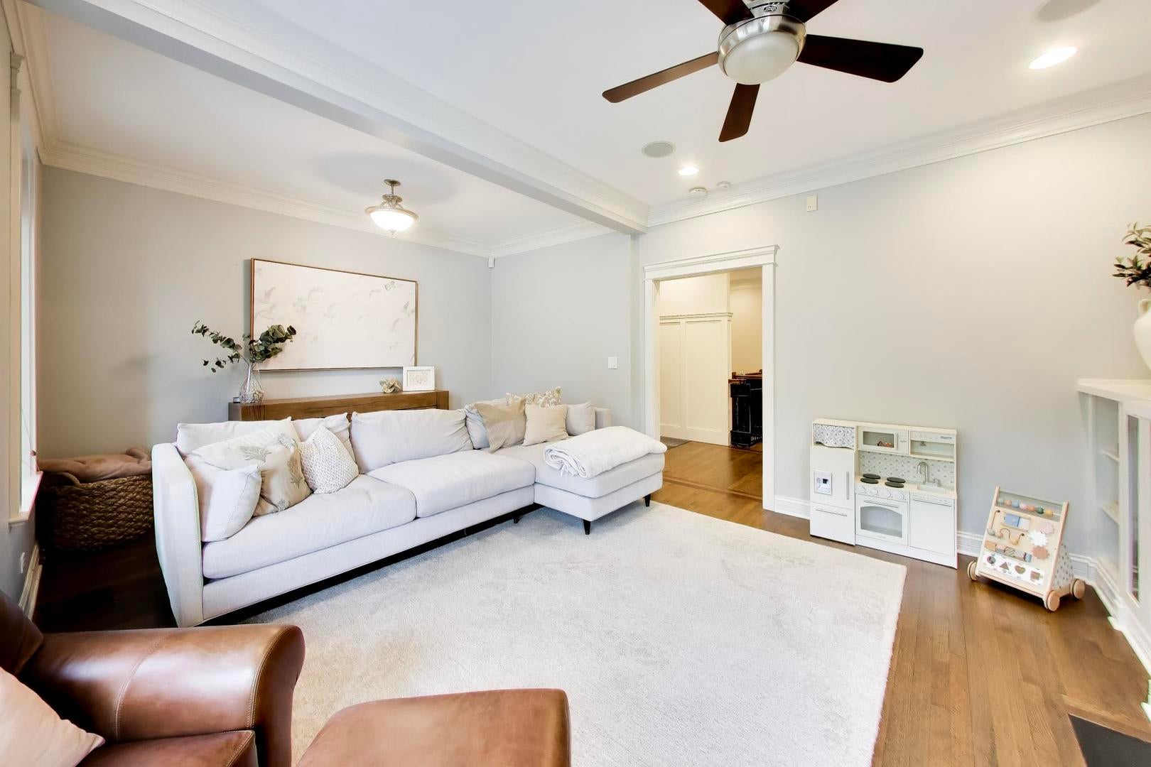 1457 W Fletcher Street 1