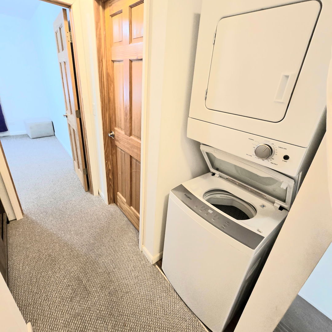 Vernon Hills, Illinois 60061, United States, 2 Bedrooms Bedrooms, ,2 BathroomsBathrooms,Residential,Contingent,202951