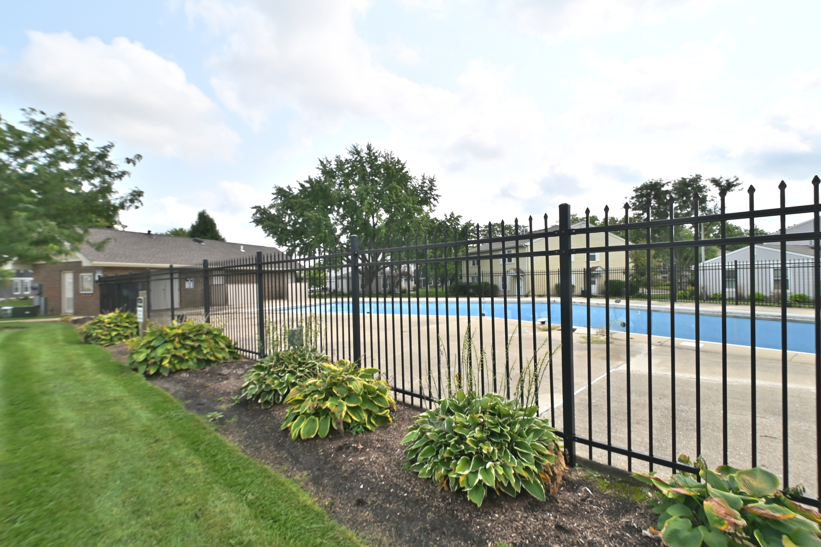 Vernon Hills, Illinois 60061, United States, 2 Bedrooms Bedrooms, ,2 BathroomsBathrooms,Residential,Contingent,202951