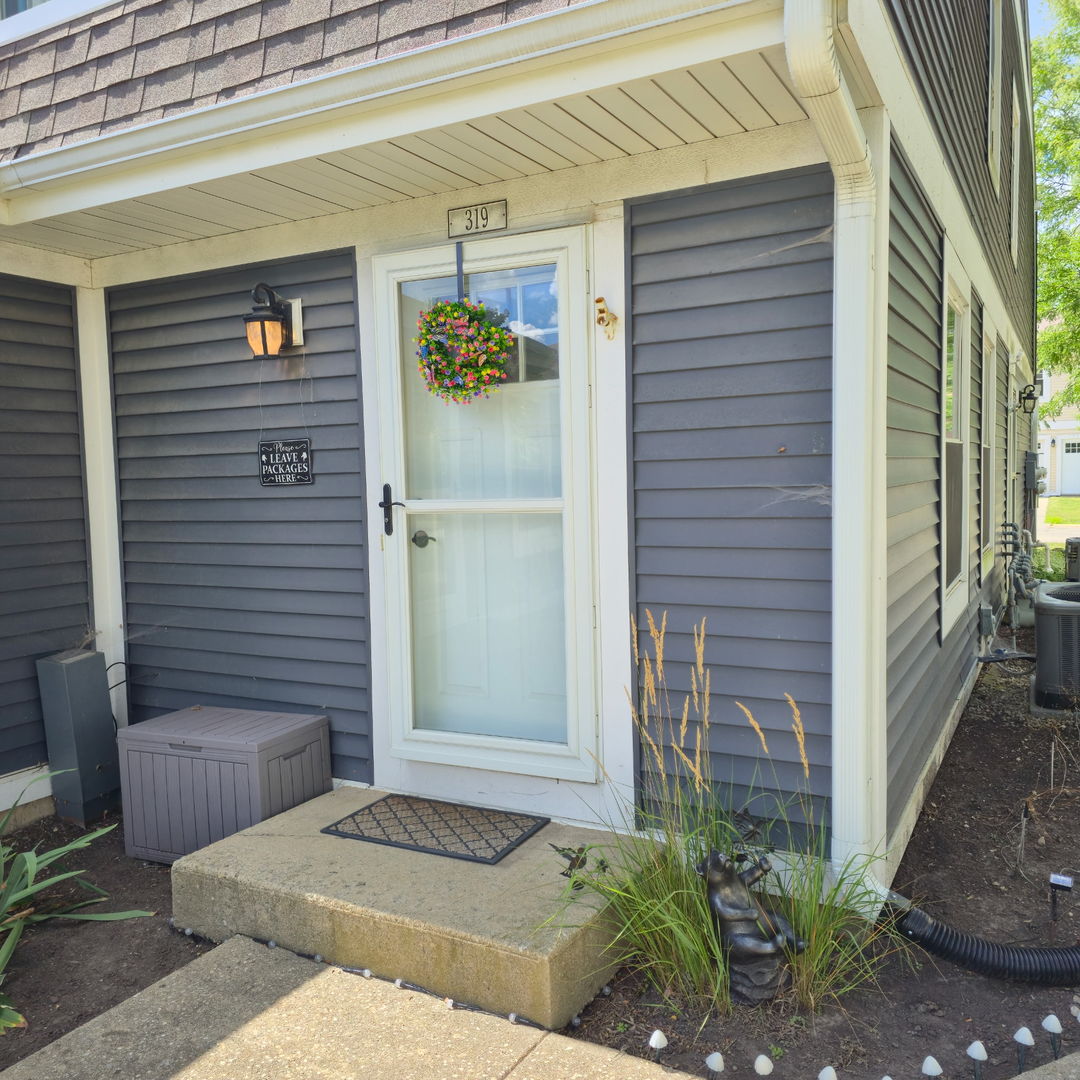 Vernon Hills, Illinois 60061, United States, 2 Bedrooms Bedrooms, ,2 BathroomsBathrooms,Residential,Contingent,202951