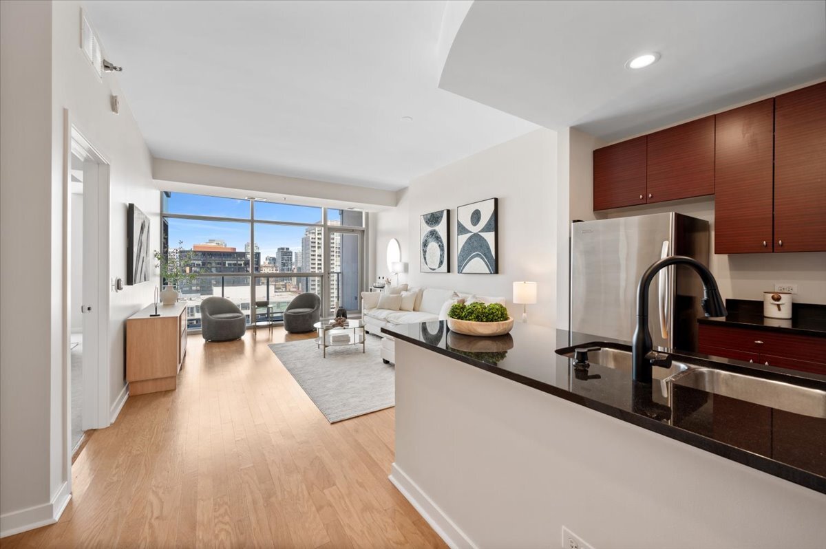 303 W Ohio Street 1808