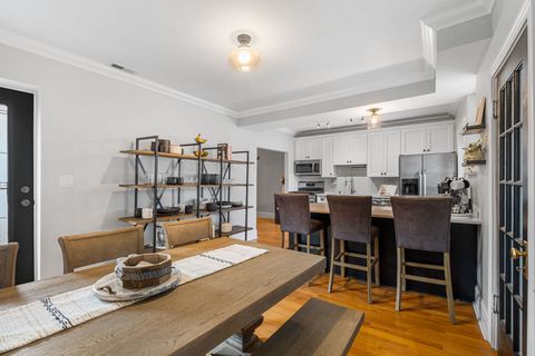 Tiny photo for 2016 W Farragut Avenue #3, Chicago, IL 60625 (MLS # 12622317)