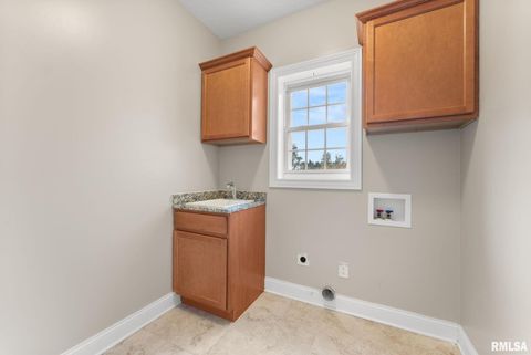 Tiny photo for 17 Greystone Court, Le Claire, IA 52753 (MLS # QC4268757)