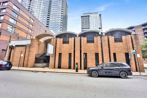 225 W Division Street Chicago IL 60610