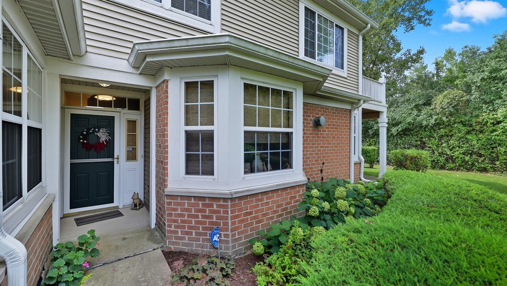 Photo for 2550 Camberley Circle #5-810, Westchester, IL 60154 (MLS # 12465142)