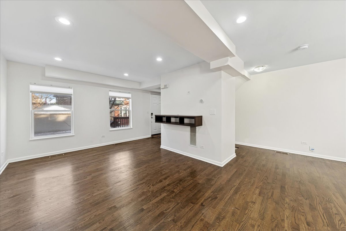 648 N Bishop Street S