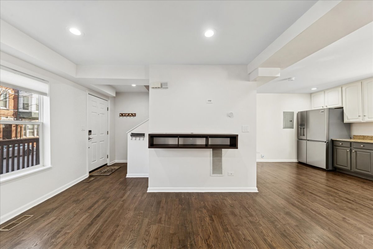 648 N Bishop Street S