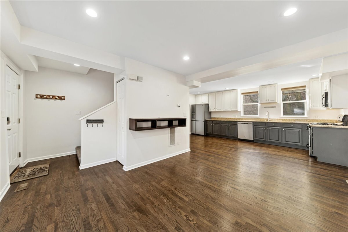 648 N Bishop Street S