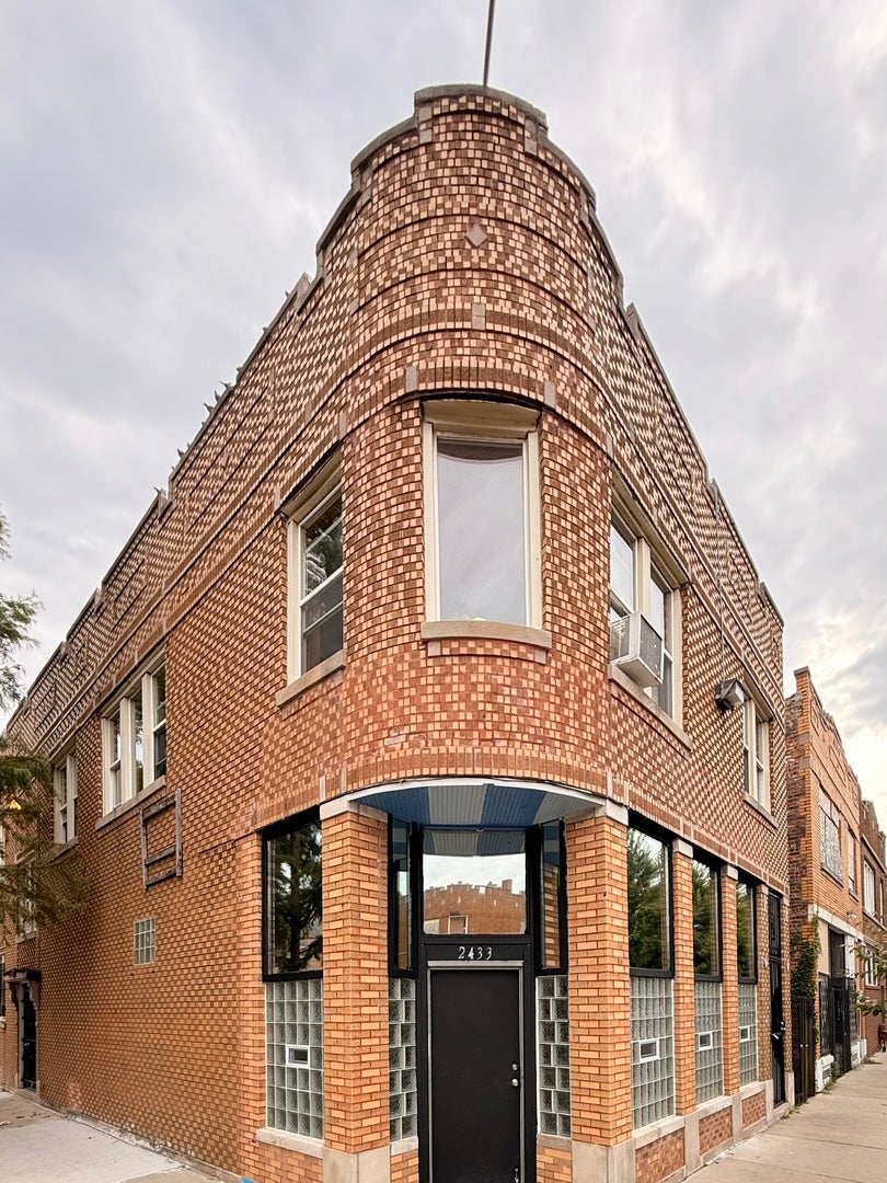 2433 W Lithuanian Plaza Court