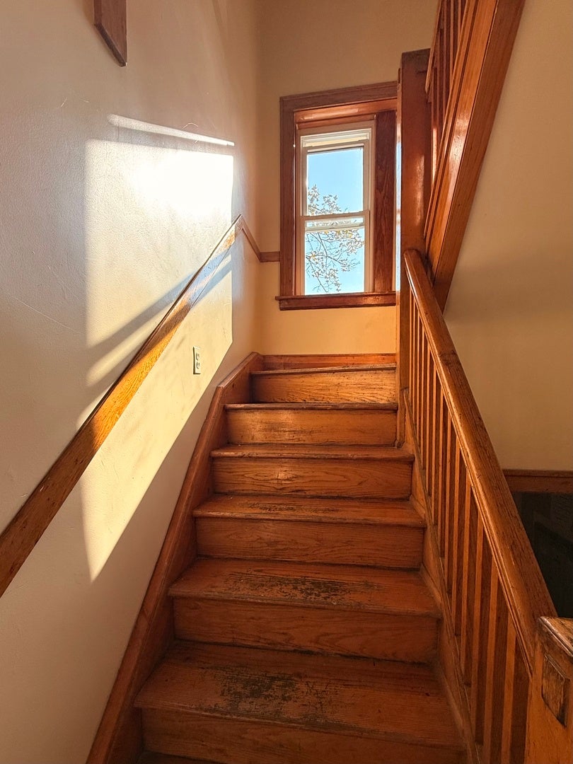 2433 W Lithuanian Plaza Court