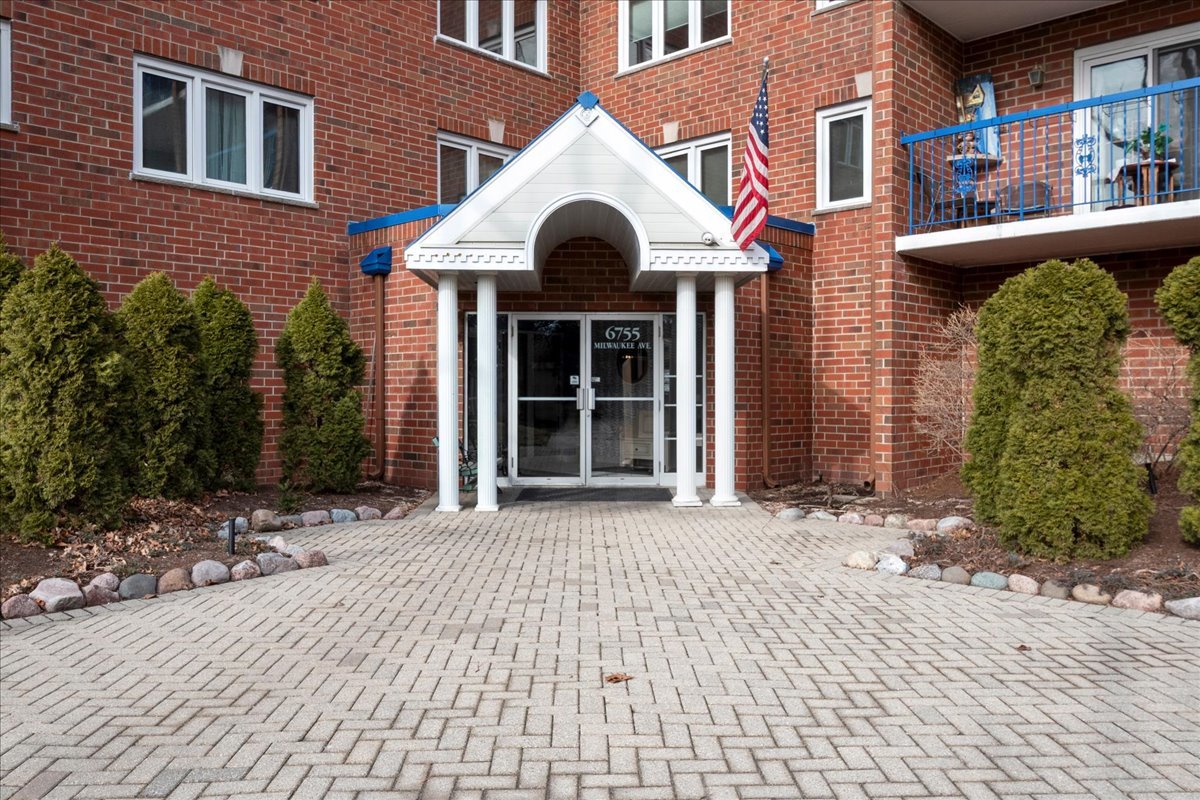 6755 N Milwaukee Avenue 404