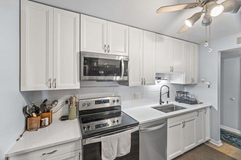 Tiny photo for 640 Murray Lane #312, Des Plaines, IL 60016 (MLS # 12759396)
