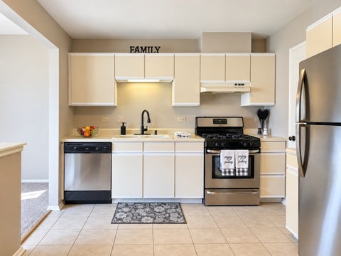 Tiny photo for 1404 NOTTINGHAM Court #C2, Wheeling, IL 60090 (MLS # 12782582)