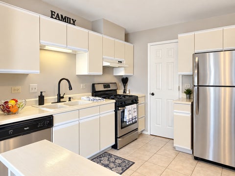 Tiny photo for 1404 NOTTINGHAM Court #C2, Wheeling, IL 60090 (MLS # 12782582)