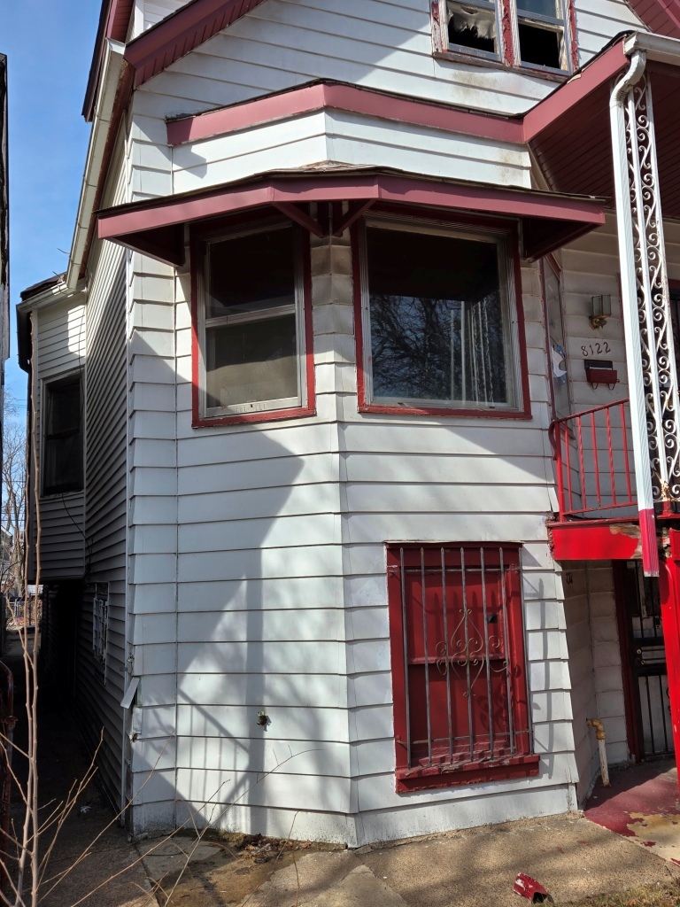 8122 S Escanaba Avenue
