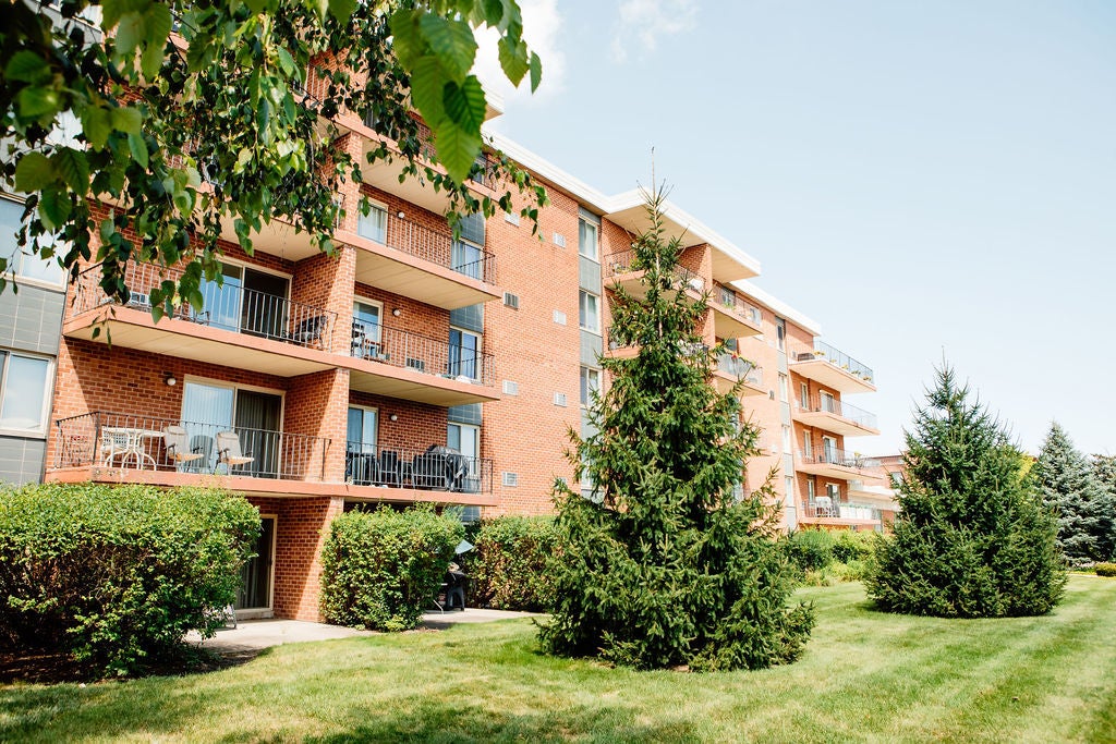 16 E Old Willow Road 206-S