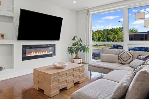 Tiny photo for 5914 N Lincoln Avenue #1E, Chicago, IL 60659 (MLS # 12500821)