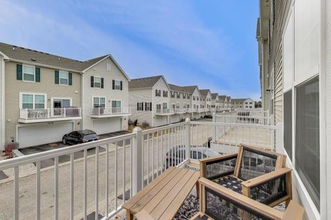 Tiny photo for 1406 Neubauer Circle #1904, Lindenhurst, IL 60046 (MLS # 12574324)