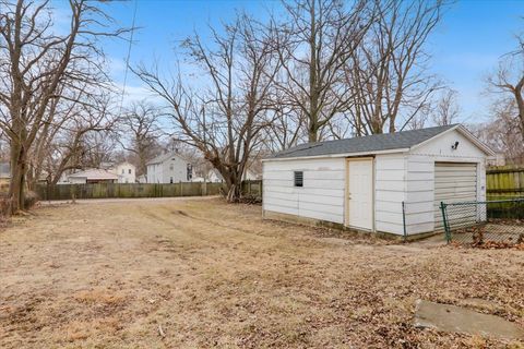 Tiny photo for 806 W Market Street, Bloomington, IL 61701 (MLS # 12571811)