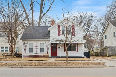 Photo of 806 W Market Street, Bloomington, IL 61701 (MLS # 12571811)