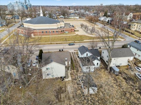 Tiny photo for 806 W Market Street, Bloomington, IL 61701 (MLS # 12571811)