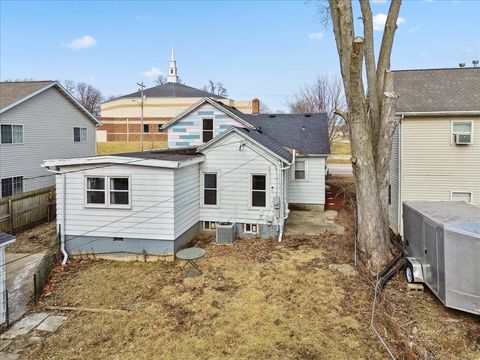 Tiny photo for 806 W Market Street, Bloomington, IL 61701 (MLS # 12571811)