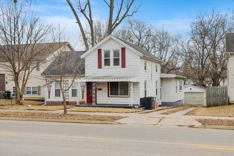 Tiny photo for 806 W Market Street, Bloomington, IL 61701 (MLS # 12571811)
