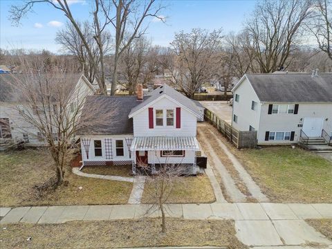 Tiny photo for 806 W Market Street, Bloomington, IL 61701 (MLS # 12571811)