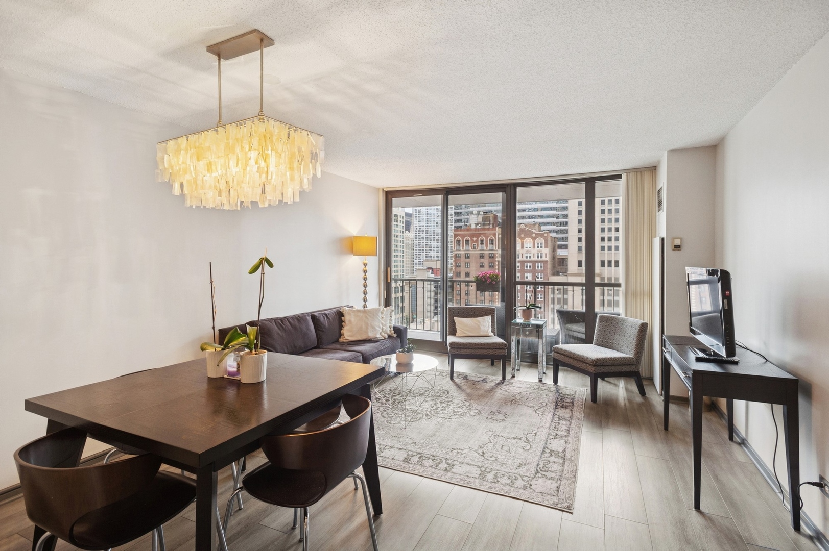 10 E ONTARIO Street 1304