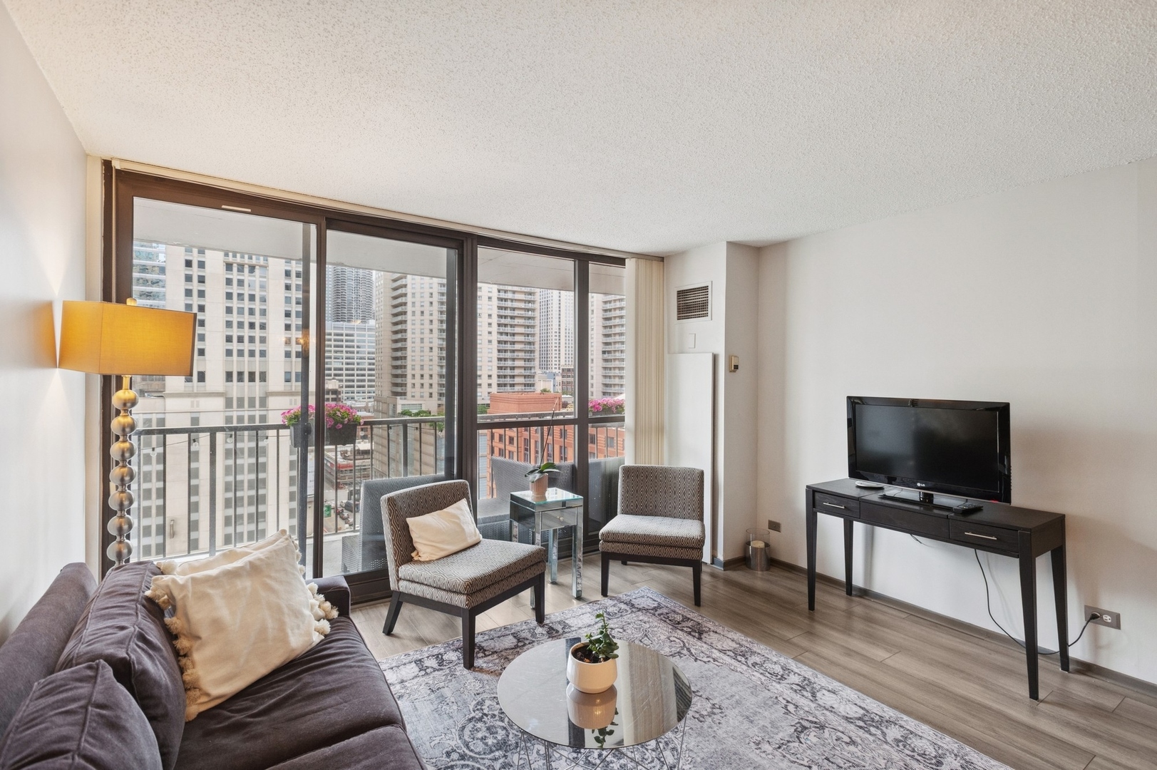 10 E ONTARIO Street 1304