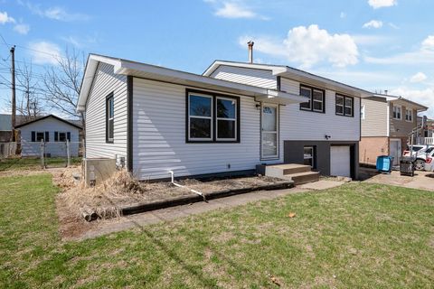 Photo of 8012 10TH Street W, Rock Island, IL 61201 (MLS # 12609961)