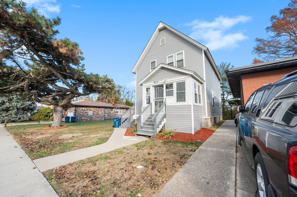 953 Hirsch Boulevard