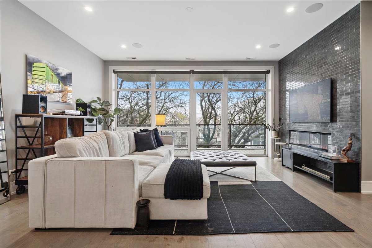 3518 W Wolfram Street 2