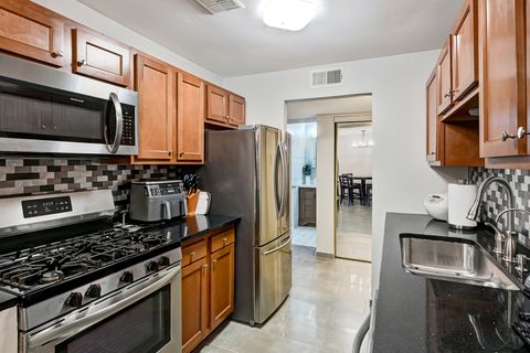 Tiny photo for 14A Kingery Quarter #204, Willowbrook, IL 60527 (MLS # 12544792)